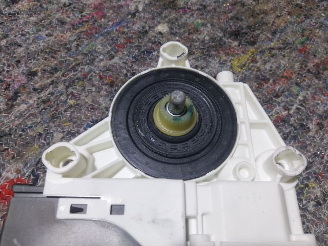 bontott VW GOLF V Bal első Ablakemelő Motor