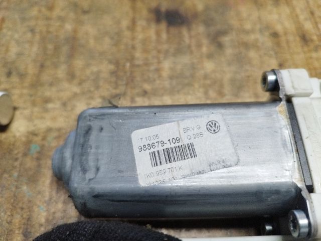 bontott VW GOLF V Bal első Ablakemelő Motor