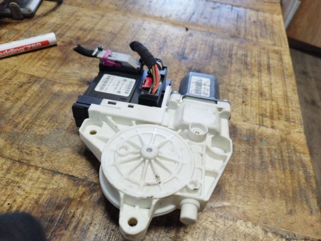 bontott VW GOLF V Bal első Ablakemelő Motor