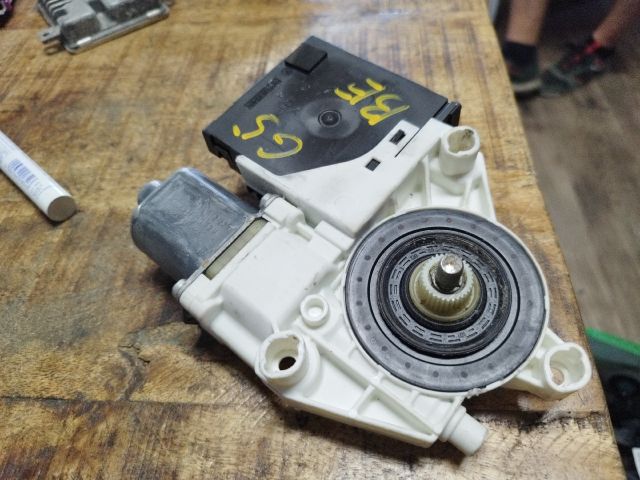 bontott VW GOLF V Bal első Ablakemelő Motor