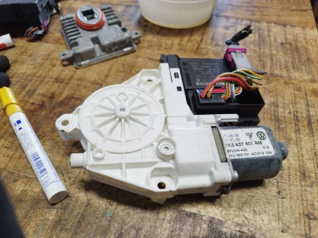 bontott VW GOLF V Bal első Ablakemelő Motor