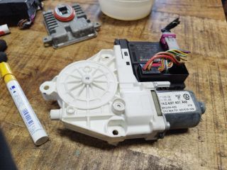 bontott VW GOLF V Bal első Ablakemelő Motor