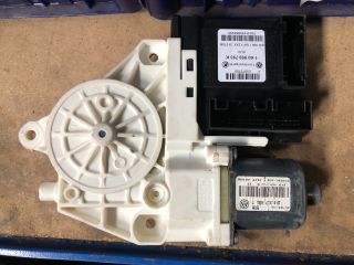 bontott VW GOLF V Bal első Ablakemelő Motor