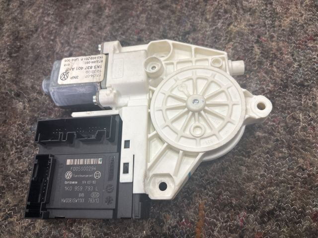 bontott VW GOLF V Bal első Ablakemelő Motor