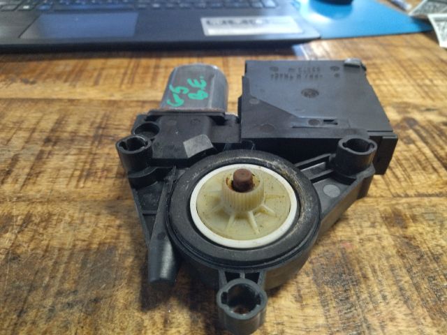 bontott VW GOLF V Bal első Ablakemelő Motor