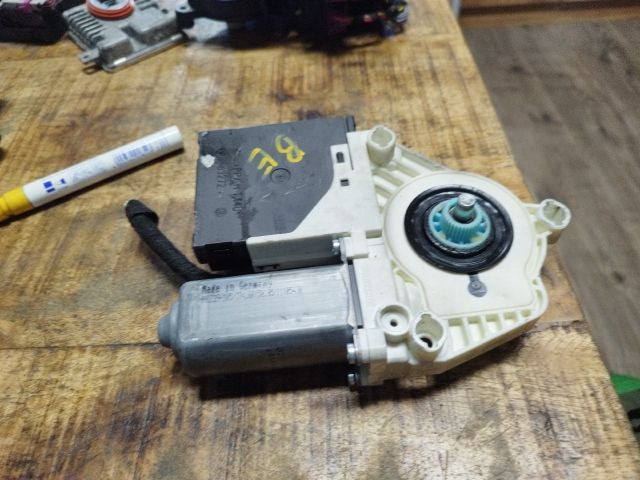 bontott VW GOLF V Bal első Ablakemelő Motor