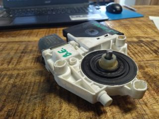 bontott VW GOLF V Bal első Ablakemelő Motor