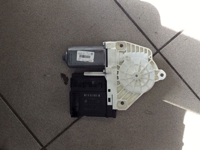 bontott VW GOLF V Bal első Ablakemelő Motor