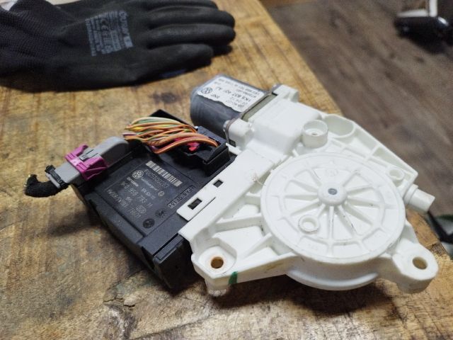 bontott VW GOLF V Bal első Ablakemelő Motor