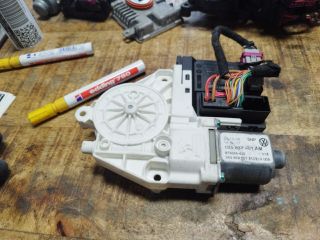 bontott VW GOLF V Bal első Ablakemelő Motor