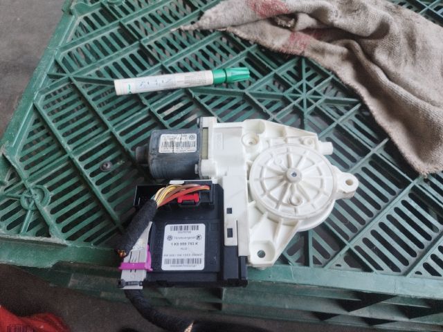 bontott VW GOLF V Bal első Ablakemelő Motor