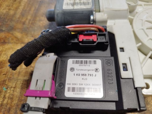 bontott VW GOLF V Bal első Ablakemelő Motor