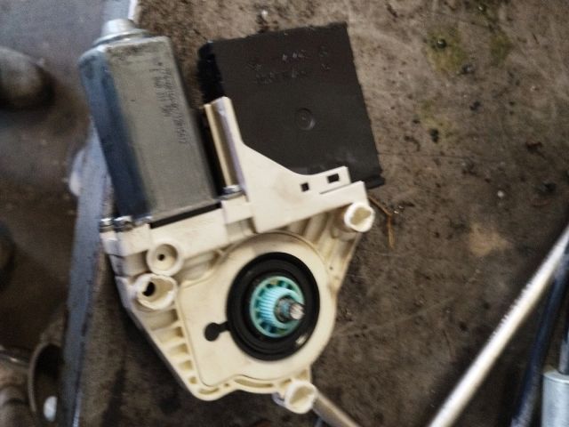 bontott VW GOLF V Bal első Ablakemelő Motor