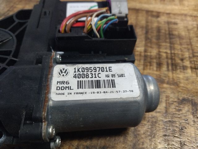 bontott VW GOLF V Bal első Ablakemelő Motor