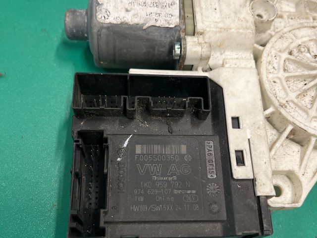 bontott VW GOLF V Bal első Ablakemelő Motor