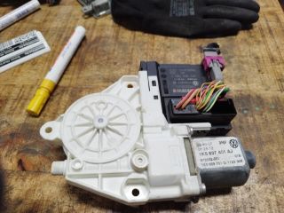 bontott VW GOLF V Bal első Ablakemelő Motor