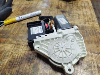 bontott VW GOLF V Bal első Ablakemelő Motor