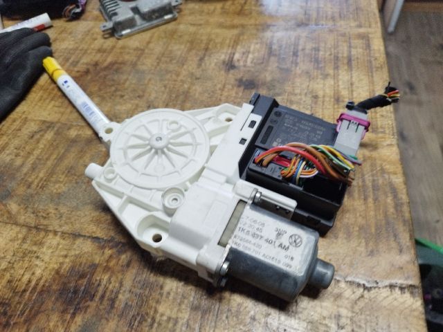 bontott VW GOLF V Bal első Ablakemelő Motor