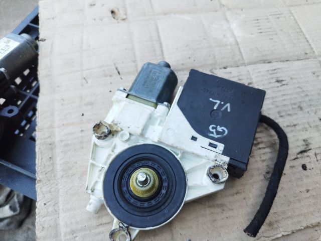 bontott VW GOLF V Bal első Ablakemelő Motor