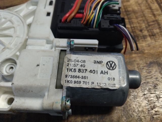 bontott VW GOLF V Bal első Ablakemelő Motor