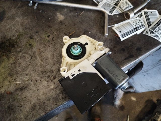 bontott VW GOLF V Bal első Ablakemelő Motor