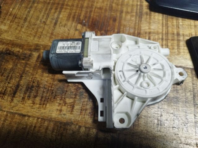 bontott VW GOLF V Bal első Ablakemelő Motor