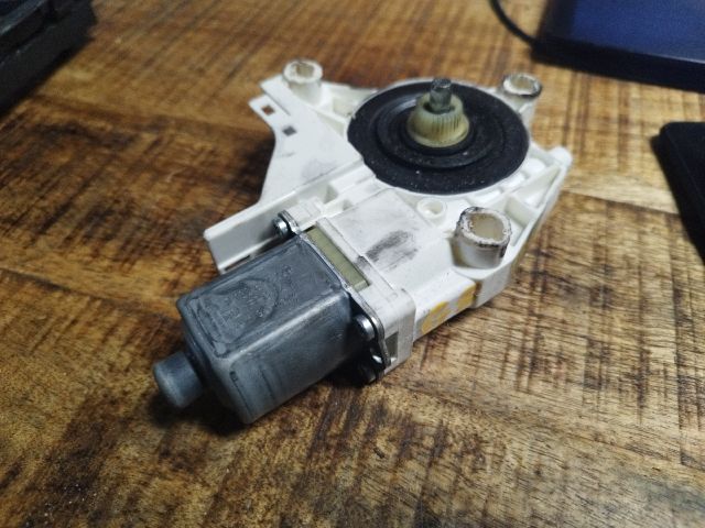 bontott VW GOLF V Bal első Ablakemelő Motor