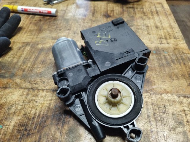 bontott VW GOLF V Bal első Ablakemelő Motor