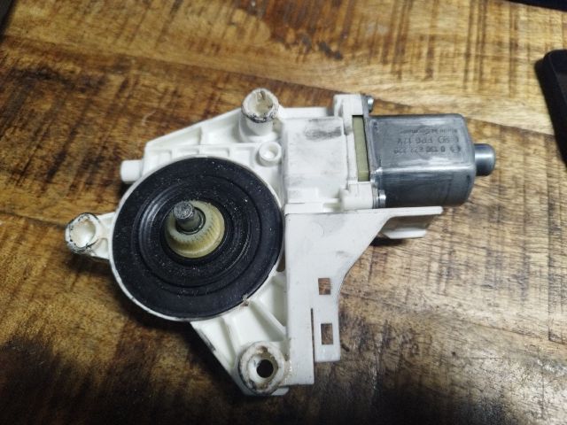 bontott VW GOLF V Bal első Ablakemelő Motor