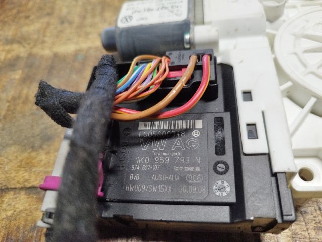 bontott VW GOLF V Bal első Ablakemelő Motor