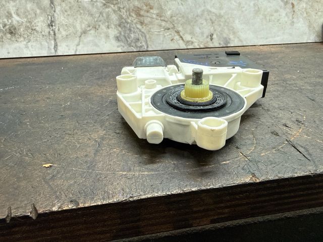 bontott VW GOLF V Bal első Ablakemelő Motor