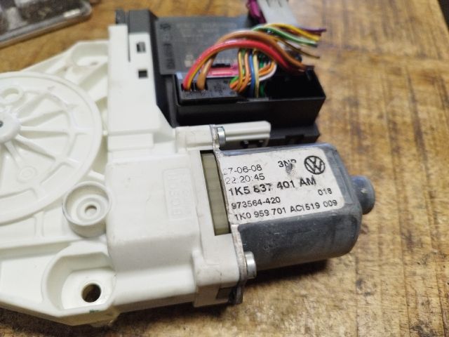 bontott VW GOLF V Bal első Ablakemelő Motor