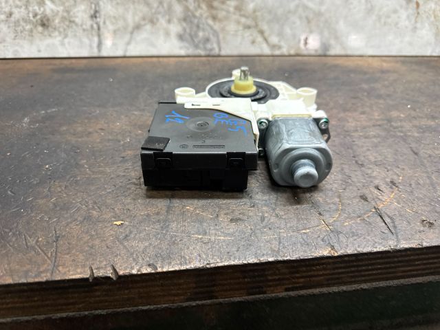 bontott VW GOLF V Bal első Ablakemelő Motor