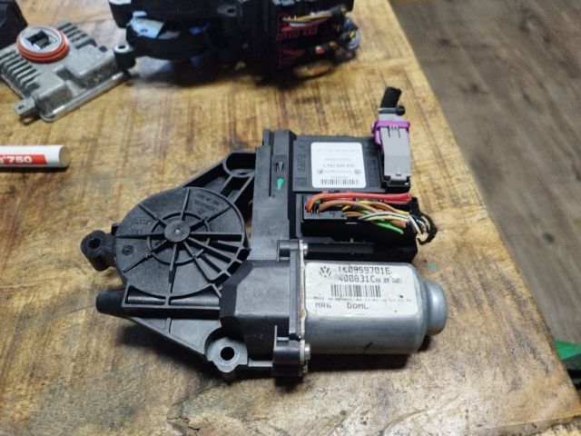 bontott VW GOLF V Bal első Ablakemelő Motor