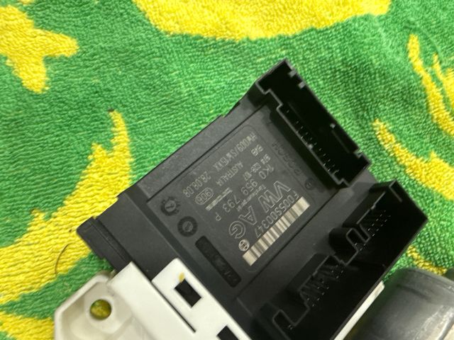 bontott VW GOLF V Bal első Ablakemelő Motor