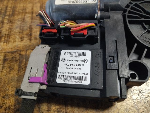 bontott VW GOLF V Bal első Ablakemelő Motor