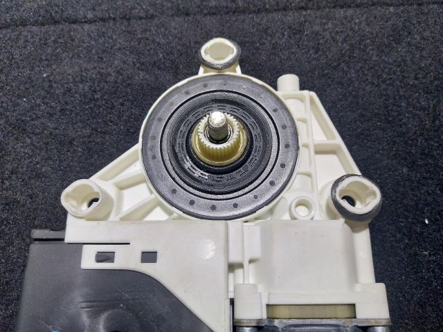 bontott VW GOLF V Bal első Ablakemelő Motor