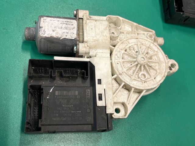 bontott VW GOLF V Bal első Ablakemelő Motor