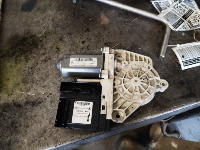 bontott VW GOLF V Bal első Ablakemelő Motor