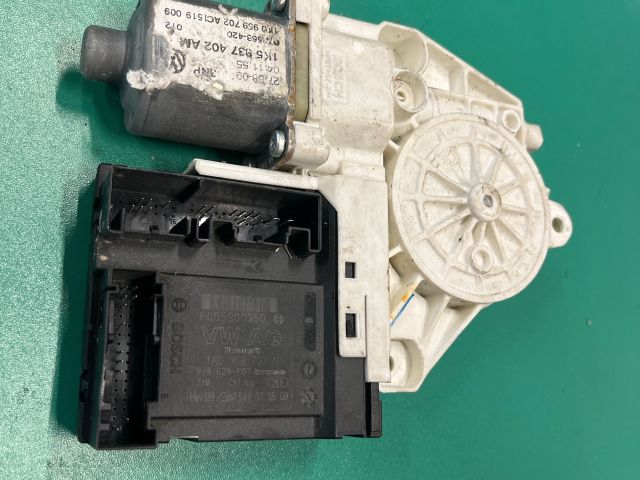 bontott VW GOLF V Bal első Ablakemelő Motor