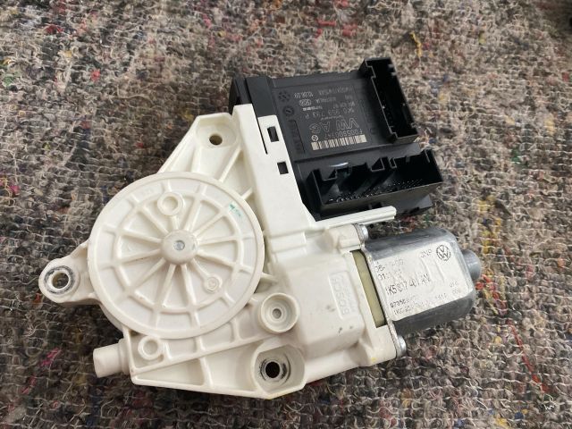 bontott VW GOLF V Bal első Ablakemelő Motor