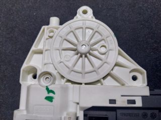 bontott VW GOLF V Bal első Ablakemelő Motor