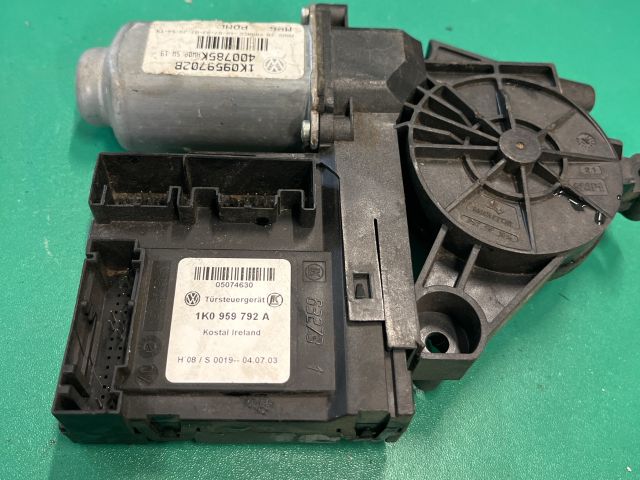 bontott VW GOLF V Bal első Ablakemelő Motor