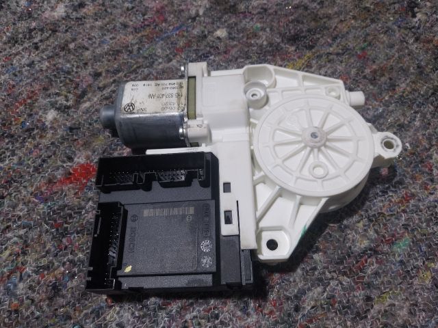 bontott VW GOLF V Bal első Ablakemelő Motor
