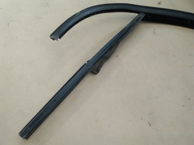 bontott VW GOLF V Bal első Ablakvezető Gumi