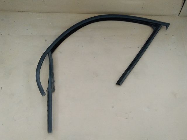 bontott VW GOLF V Bal első Ablakvezető Gumi