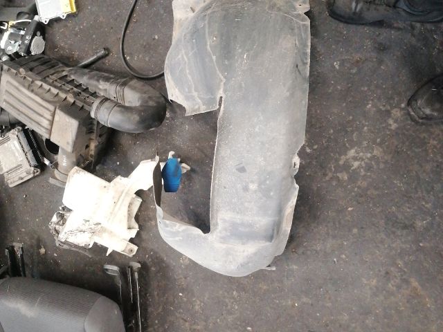 bontott VW GOLF V Bal első Dobbetét (Kerékjárati, Műanyag)