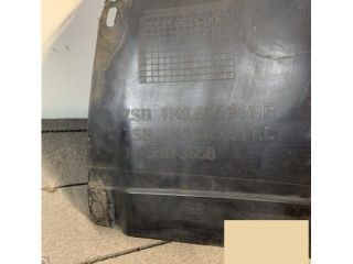 bontott VW GOLF V Bal első Dobbetét (Kerékjárati, Műanyag)