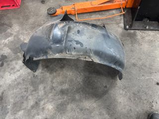 bontott VW GOLF V Bal első Dobbetét (Kerékjárati, Műanyag)