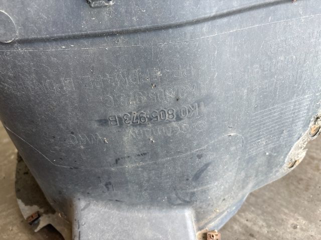 bontott VW GOLF V Bal első Dobbetét (Kerékjárati, Műanyag)